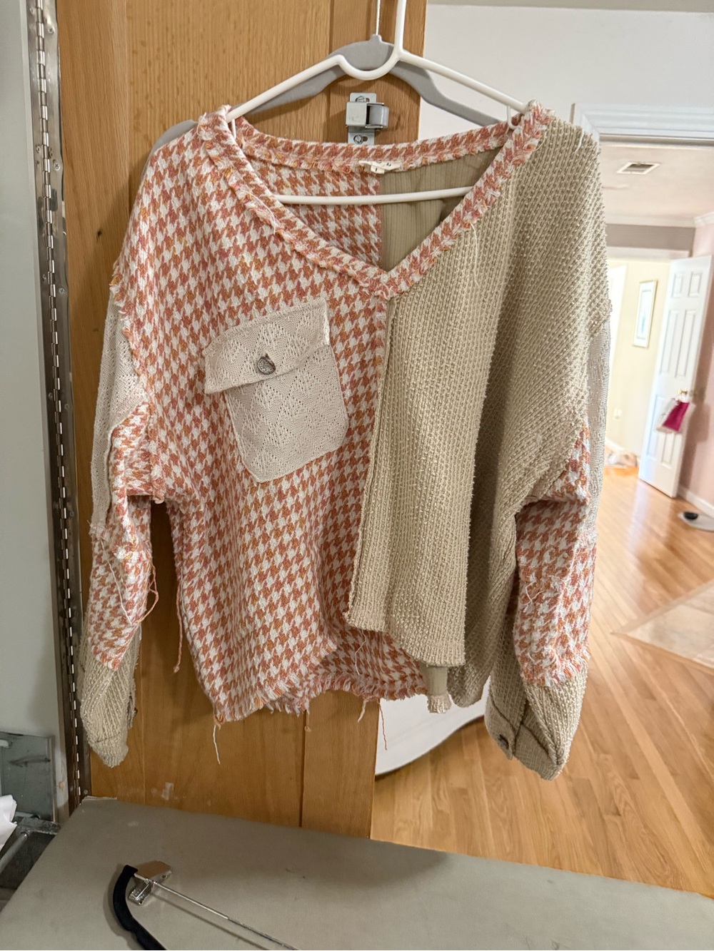 POL Two-Tone Pink and Cream V-Neck Knit Sweater